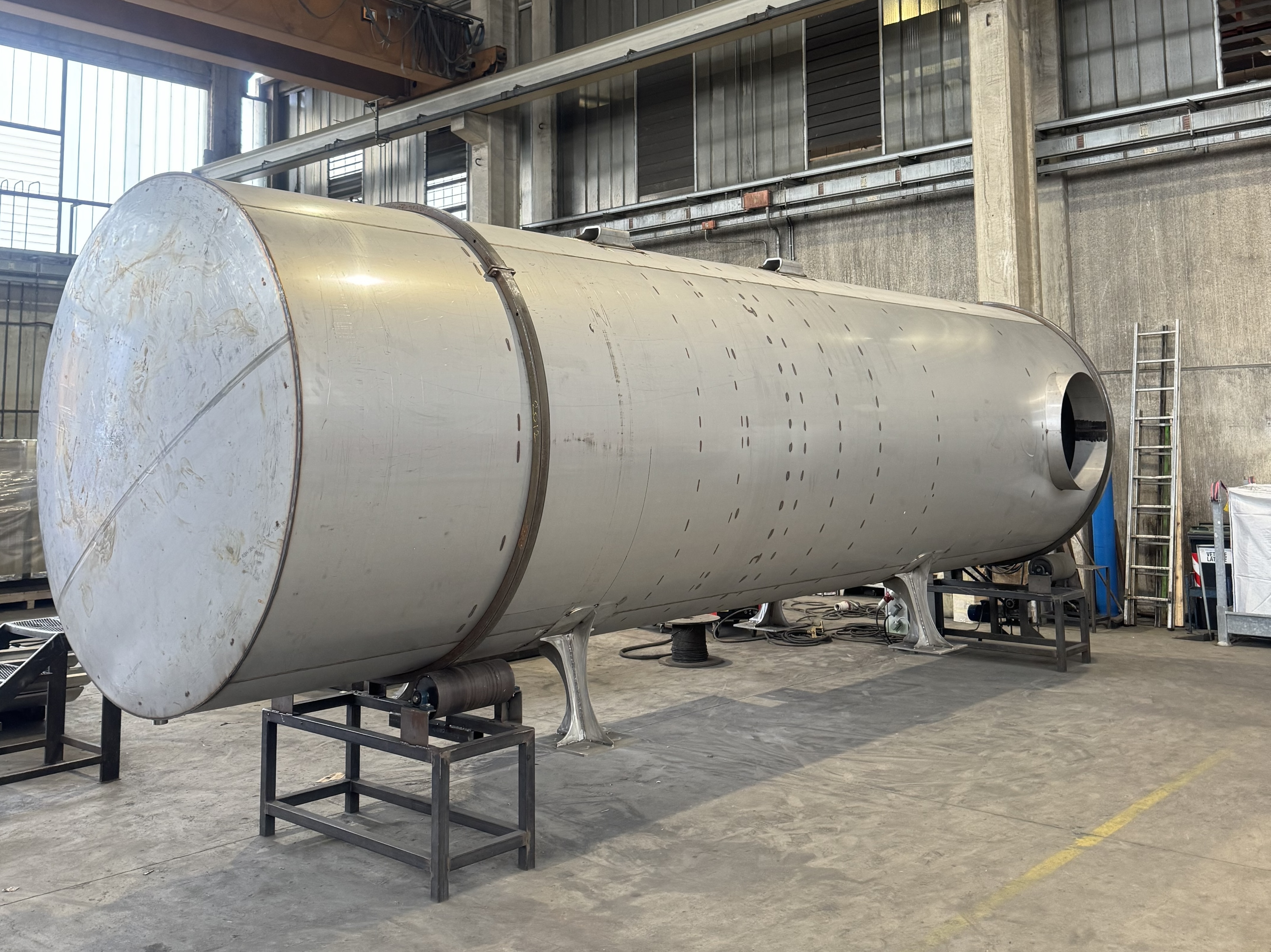 Grosser Edelstahltank in der Werkhalle