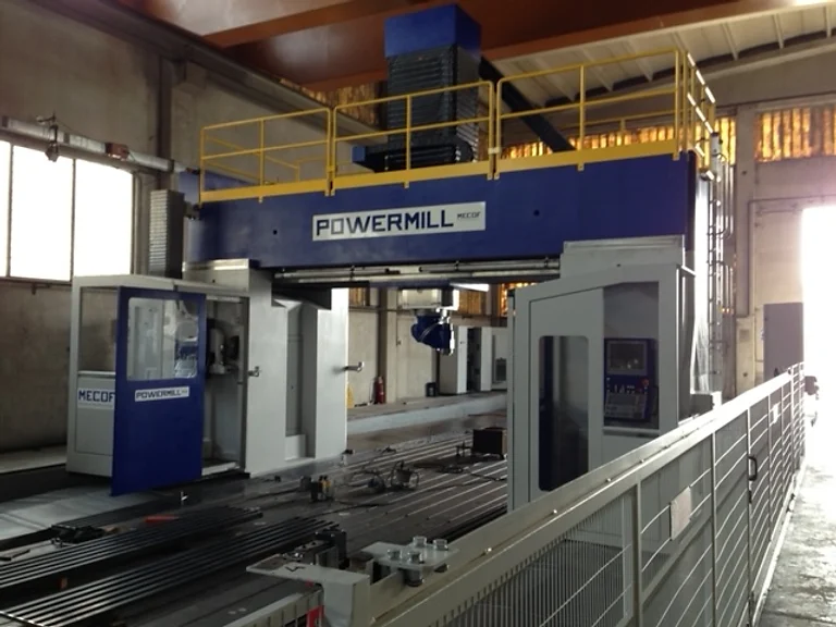 Portalfräsmaschine in der Werkhalle eines Partnerbetriebs